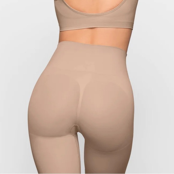 Skims seamless sculpt butt enhancing shorts open crotch - Picture 2 of 8